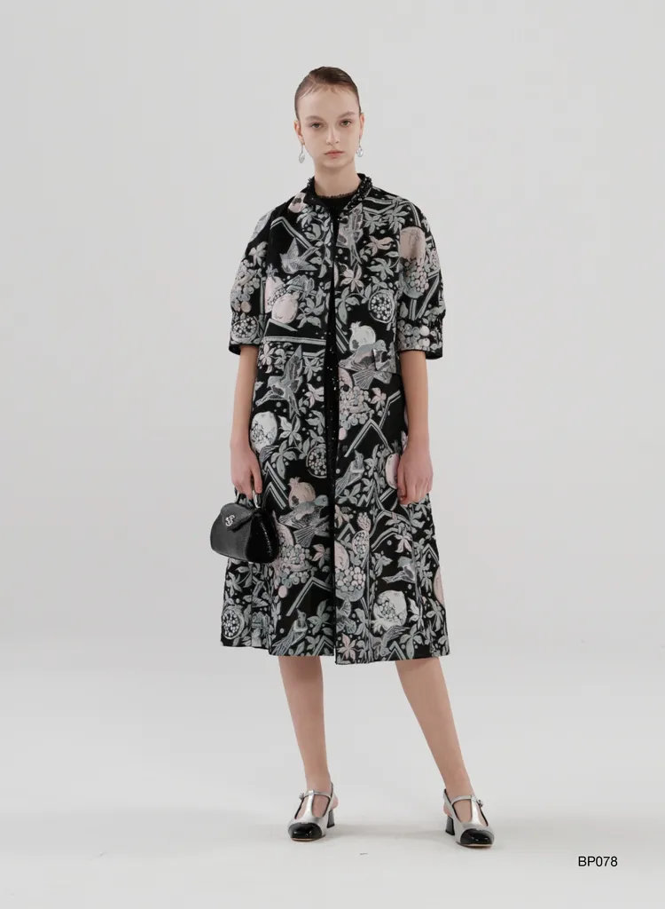 開版圖騰緹花長大衣，價格店洽。品牌提供