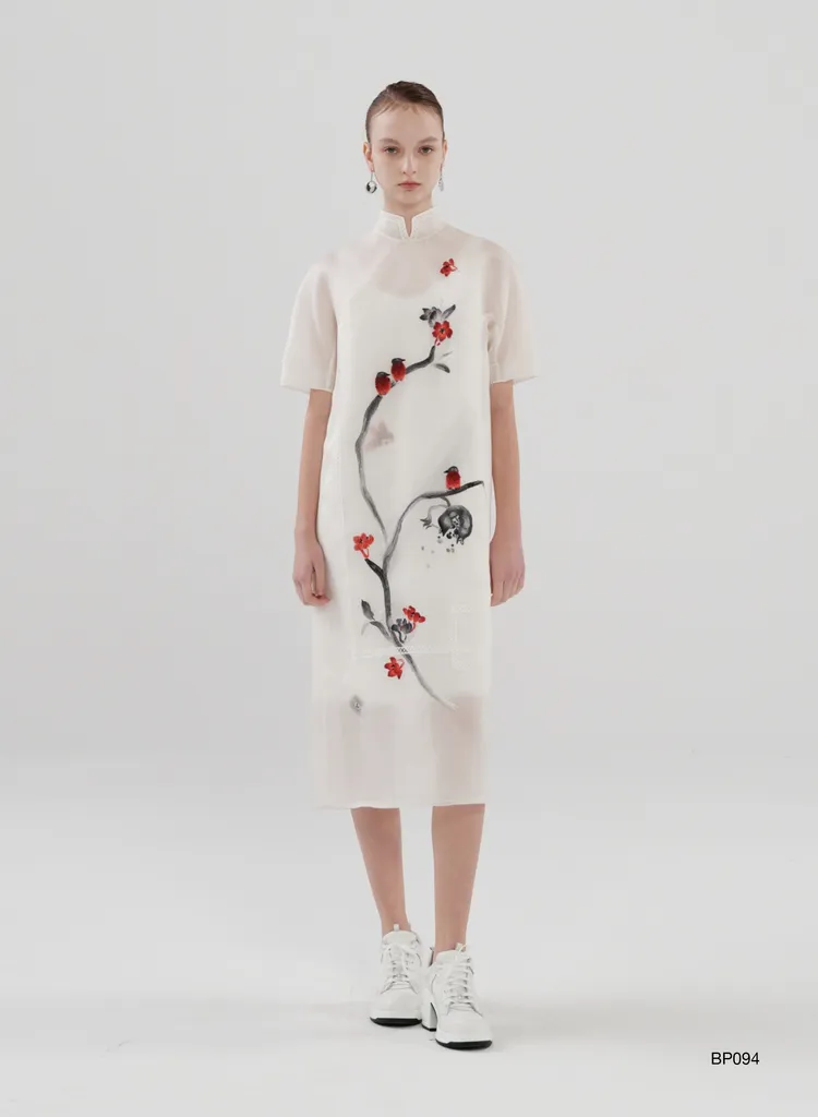 手繪烏干紗旗袍領洋裝，價格店洽。品牌提供