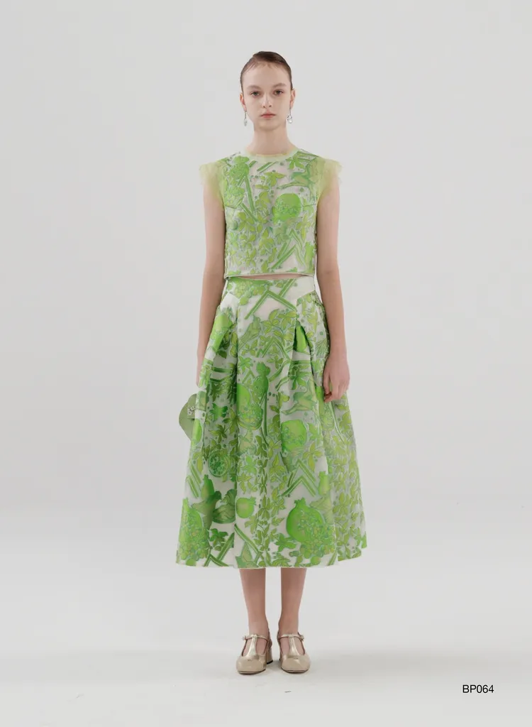 開版圖騰緹花背心半身裙套裝，價格店洽。品牌提供