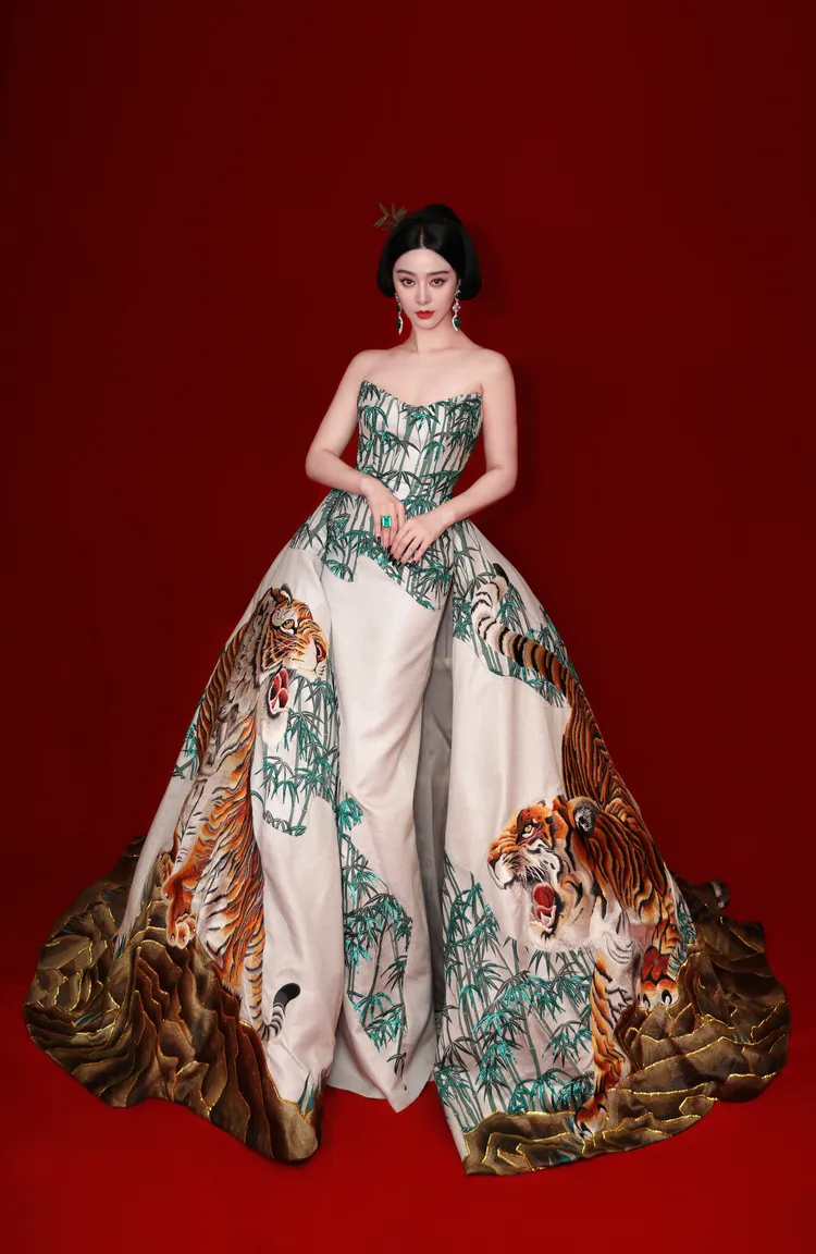 范冰冰的猛虎下山裝很有中國風韻味。翻攝范冰冰工作室微博