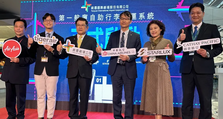 機場公司董事長楊偉甫(左3)，與航空公司代表完成啟用儀式並合影。桃機提供