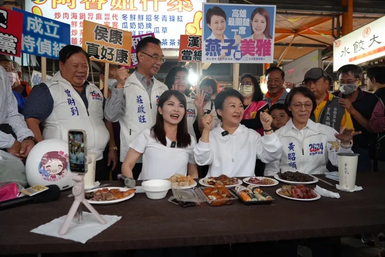 台中市長盧秀燕16日到高雄陪陳美雅到苓雅區武廟市場吃播。陳美雅總部提供