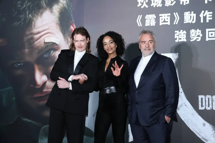 維吉妮貝松（左起）、卡賴伯蘭李瓊斯和盧貝松出席《人犬》首映會。攝影中心攝