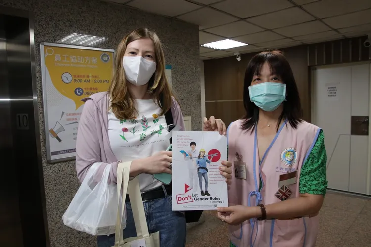 林達(右)擔任台北市服務站的印尼語通譯時，積極服務新住民並協助兩性工作平權等宣導。翻攝畫面