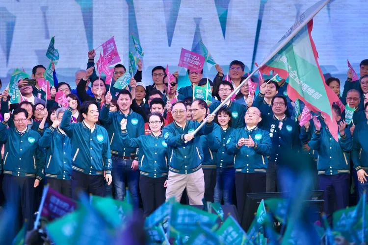 賴清德授旗給全國競總主委姚立明。林林攝