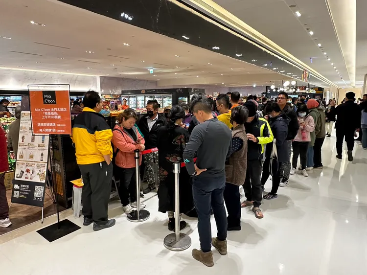 福袋吸近50位民眾排隊。陳怡文攝