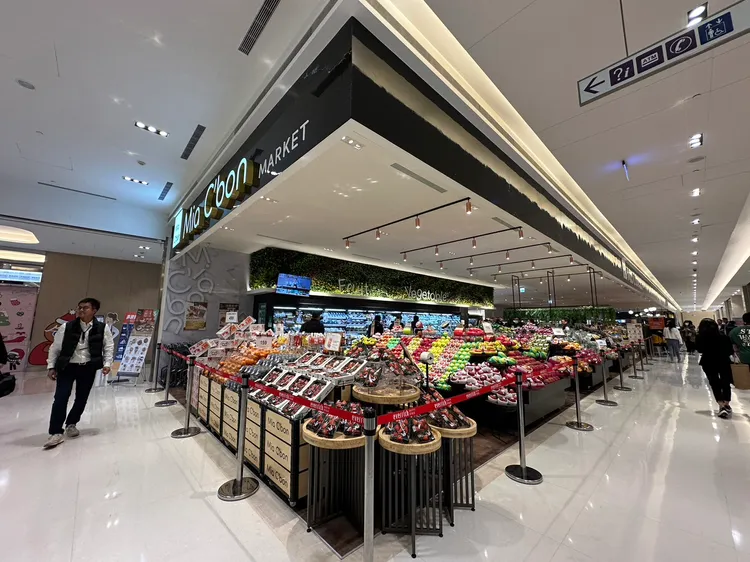 Ｍia C’bon「金門太湖店」商品價格與本島同價，前後場相加達300坪。陳怡文攝