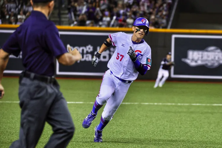 拿莫．伊漾拿下大巨第1分。  林林攝