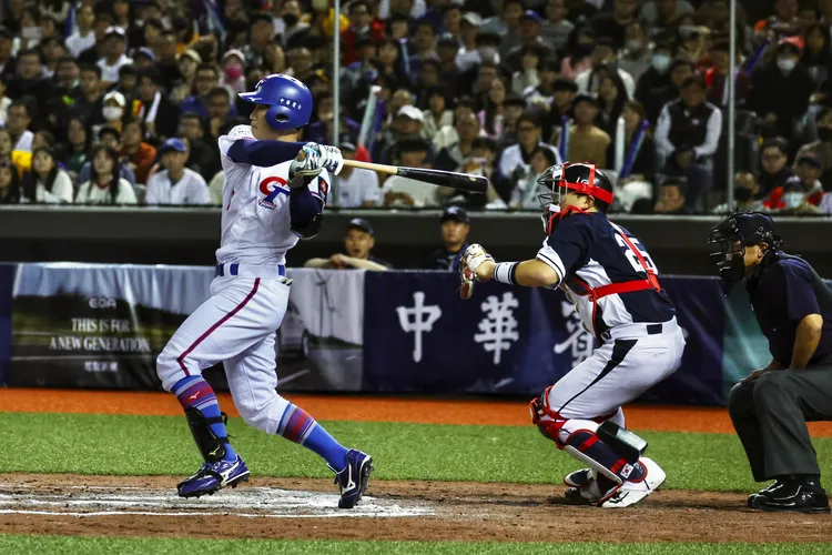 林承飛擊出大巨蛋正式比賽第1支安打。 林林攝