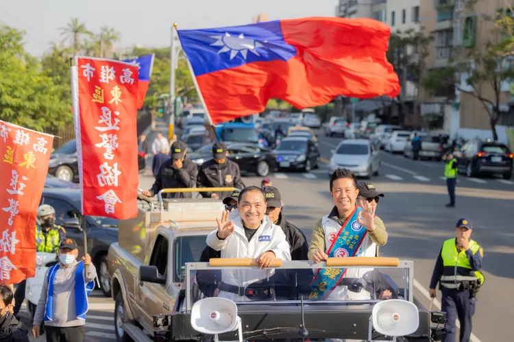 侯友宜與立委候選人鍾易仲在高雄市鳳山區進行車隊掃街。侯辦提供