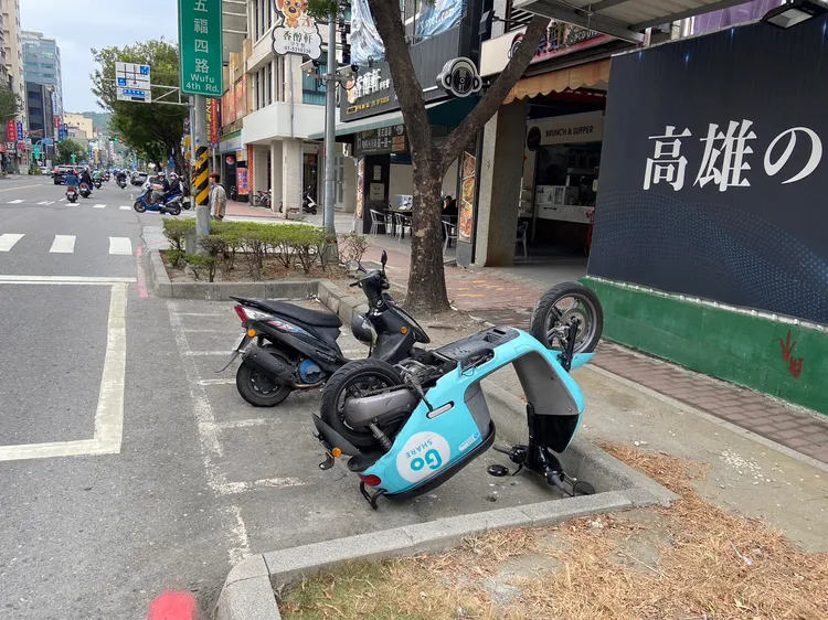 民眾惡作舉將共享機車倒放，造成毀損，被警方移送法辦。翻攝畫面