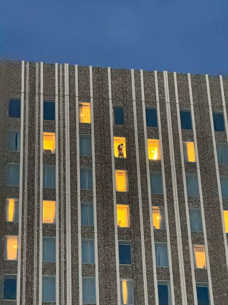 日本東京同人展對面飯店驚見女Coser上演活春宮。取自X／ムーンブルー