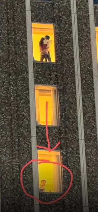 網友說下面這男的可以會誤認大家都在看他。翻攝自moonblue_jp / X