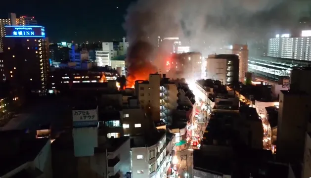 東京赤羽商店街火勢猛烈。翻攝推特@and7meda
