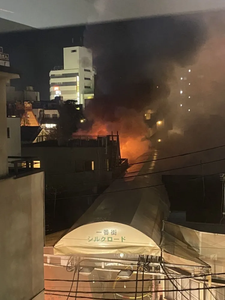 東京赤羽商店街火勢猛烈，日本民眾拍攝照片上傳社群平台。翻攝推特@realyagu