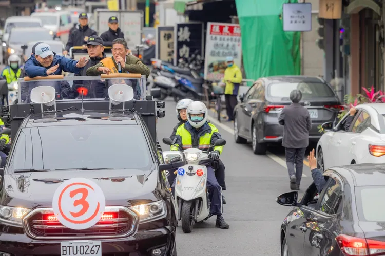 侯友宜到嘉義，陪同立委候選人林國慶車隊掃街。侯辦提供