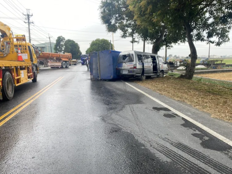 砂石車疑似先撞上從產業道路出來的小貨車。民眾提供