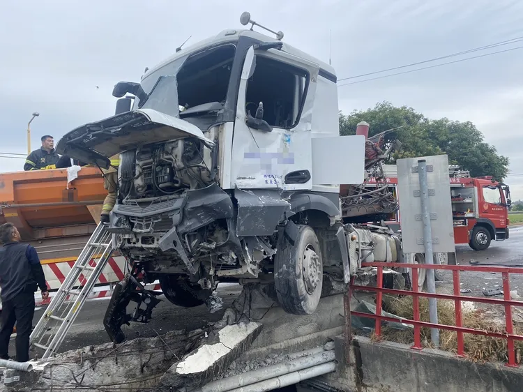 砂石車頭部分懸在大排上。民眾提供