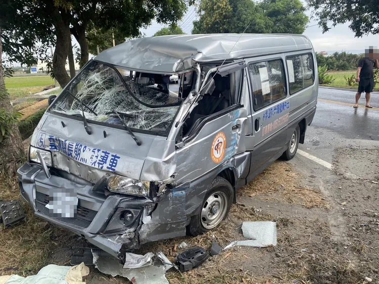 還好復康巴士當時未載乘客。民眾提供