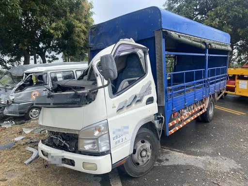 雲林砂石車路口撞小貨車 復康巴士再追撞!釀1死2傷
