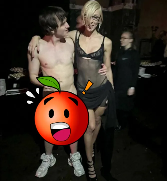 「裸體趴」交際花伊芙莉娃（右）一身行頭價值台幣約770萬元；派對「國王」（左）只用GG穿了「一只襪子」。翻攝Instagram/НАСТЯ ИВЛЕЕВА