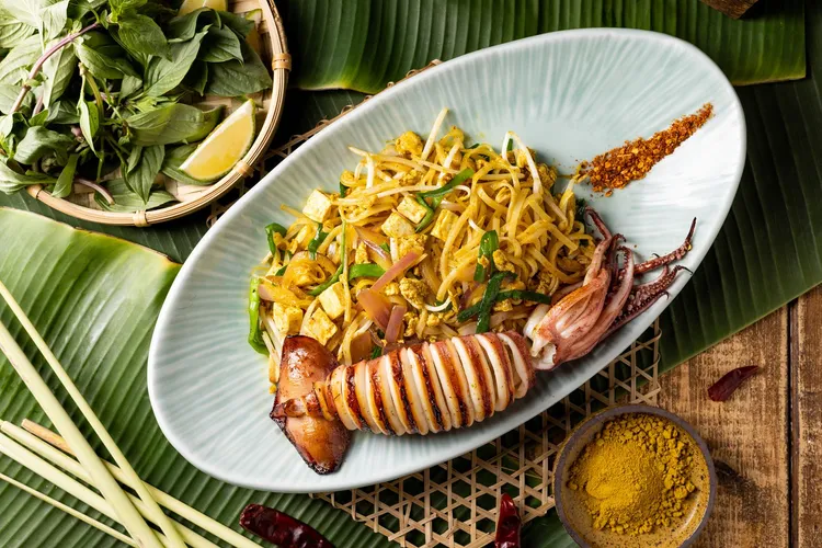 帕泰家新品火烤魷魚炒咖哩河粉328元。業者提供