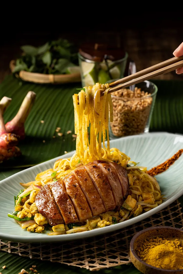 帕泰家新品醬炒雞腿炒咖哩河粉288元。業者提供