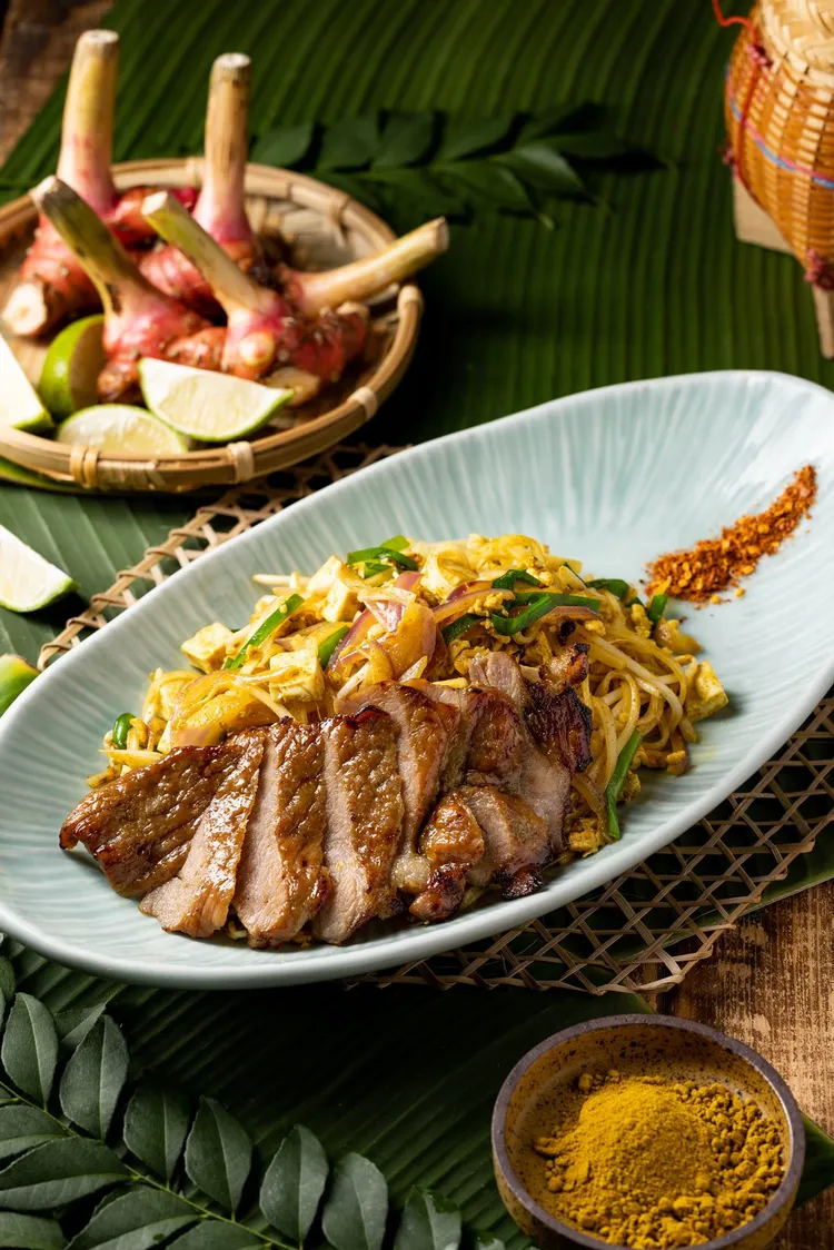 帕泰家新品炭烤豬肉炒咖哩河粉288元。業者提供