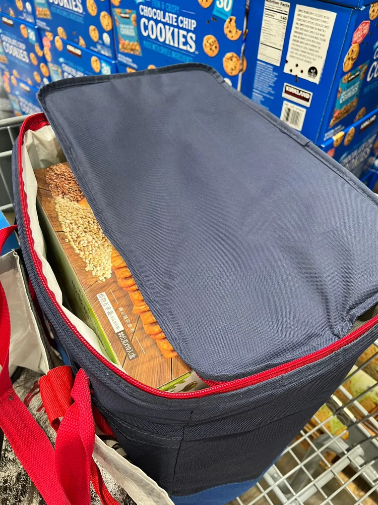 有些家長會把小孩放在推車上。翻攝臉書「Costco好市多 商品經驗老實說」