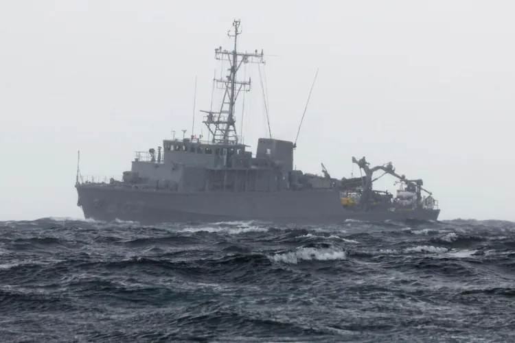 日本海岸巡防人員協助搜尋魚鷹機殘骸。美聯社