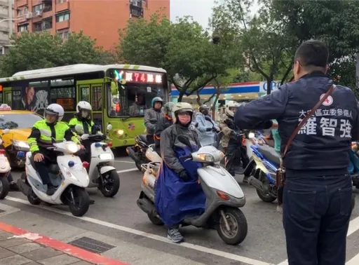 北市街頭隨機刺人!男子持剪刀攻擊 羅智強目擊壓制過程:有點恐怖