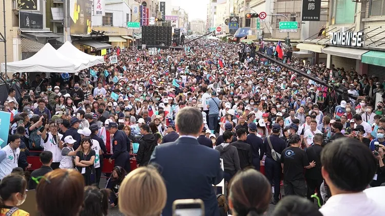 柯文哲昨在台南的造勢活動，畫面呈現萬頭鑽動。民眾黨提供
