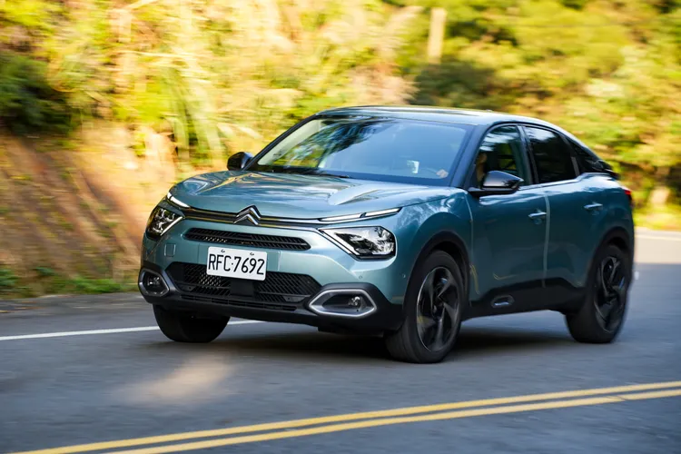 Citroen C4時尚跨界休旅汽油版本，提供指定車型享0利率財務專案，或是3年/3萬公里免費保養專案(二擇一)。黃天佑攝