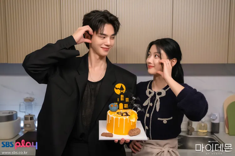 深藍色套裝利用珍珠元素替單品增添視覺亮點。翻攝SBS官網