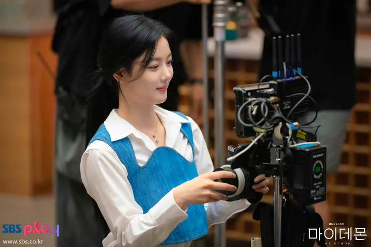 單寧馬甲背心以曲線剪裁在日常穿搭突出造型感。翻攝SBS官網