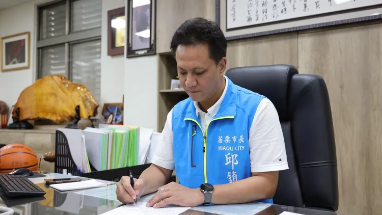 邱鎮軍說，他2018年底當選市長後，就將公司轉讓給1名友人，但非報導所稱經營電子遊戲場的「鄭先生」。翻攝邱鎮軍臉書