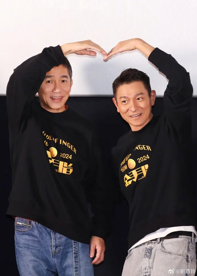 花式比心。翻攝劉嘉玲微博