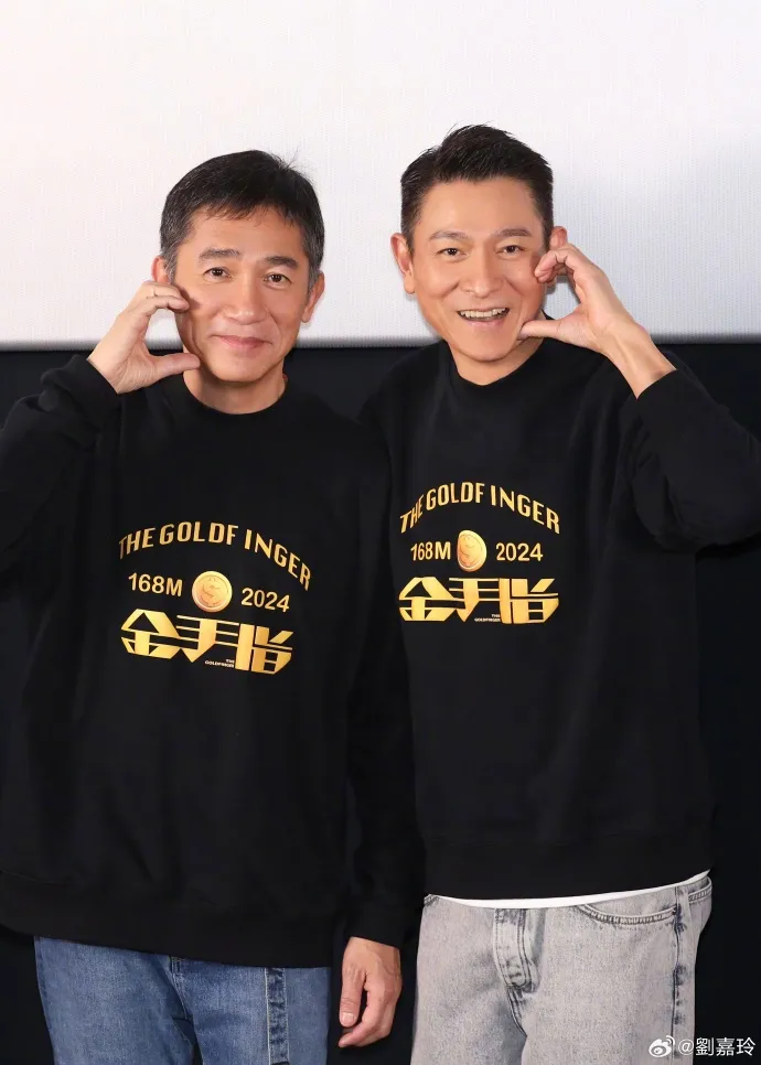 臉頰比心。翻攝劉嘉玲微博