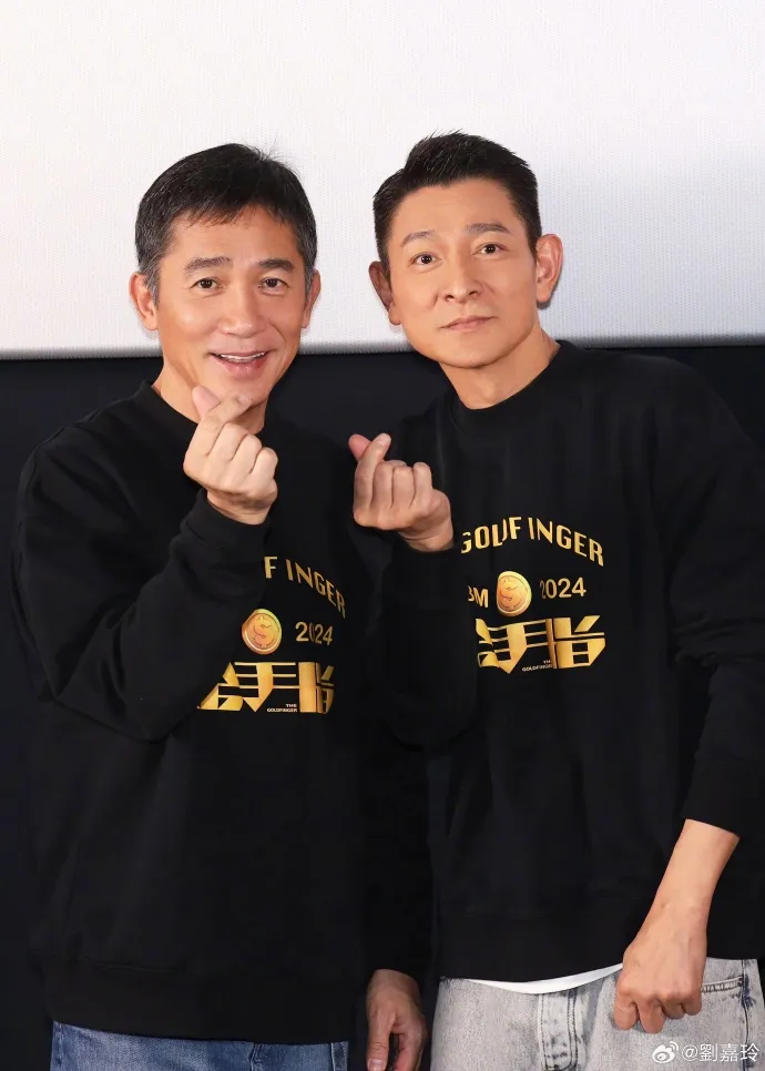 再來手指比心。翻攝劉嘉玲微博