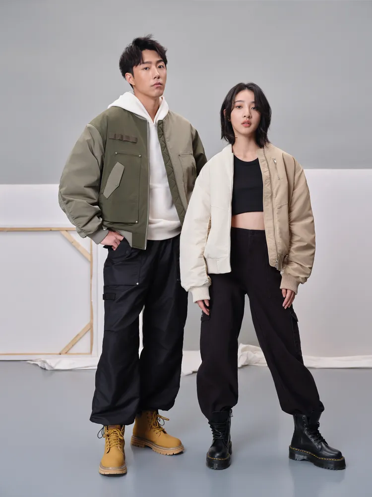 蔡凡熙（左）換上撞色鋪棉飛行夾克搭配工裝褲以及高筒靴穿出率性感。品牌提供