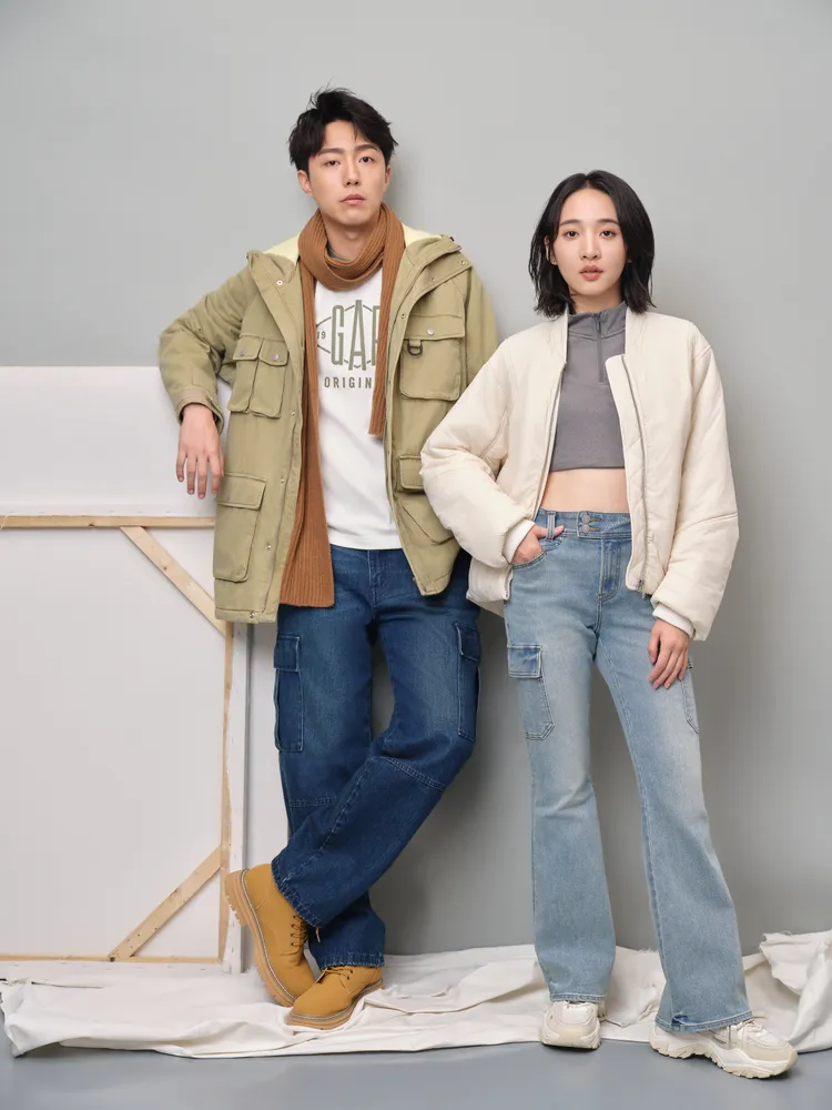 李沐（右）上半身透過短版剪裁以及高領設計提升整體線條比例。品牌提供