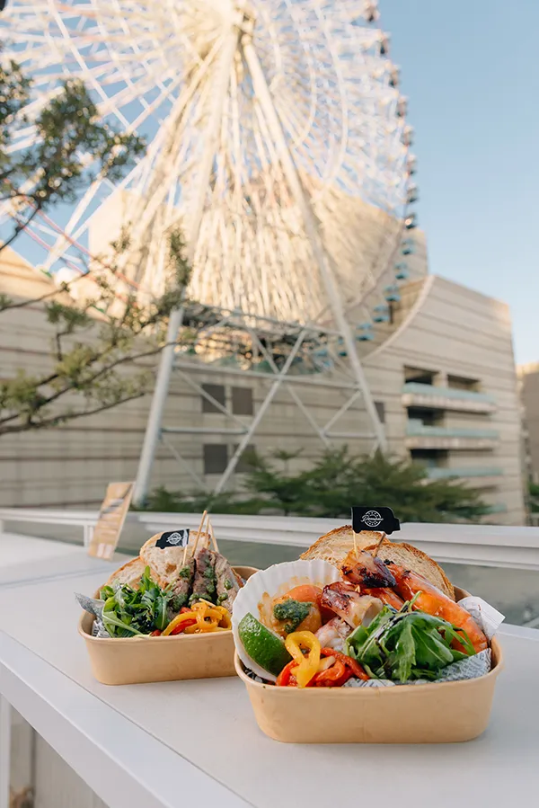 「Domani Food Truck 露台餐車」在摩天輪旁享受獨一無二景色。業者提供