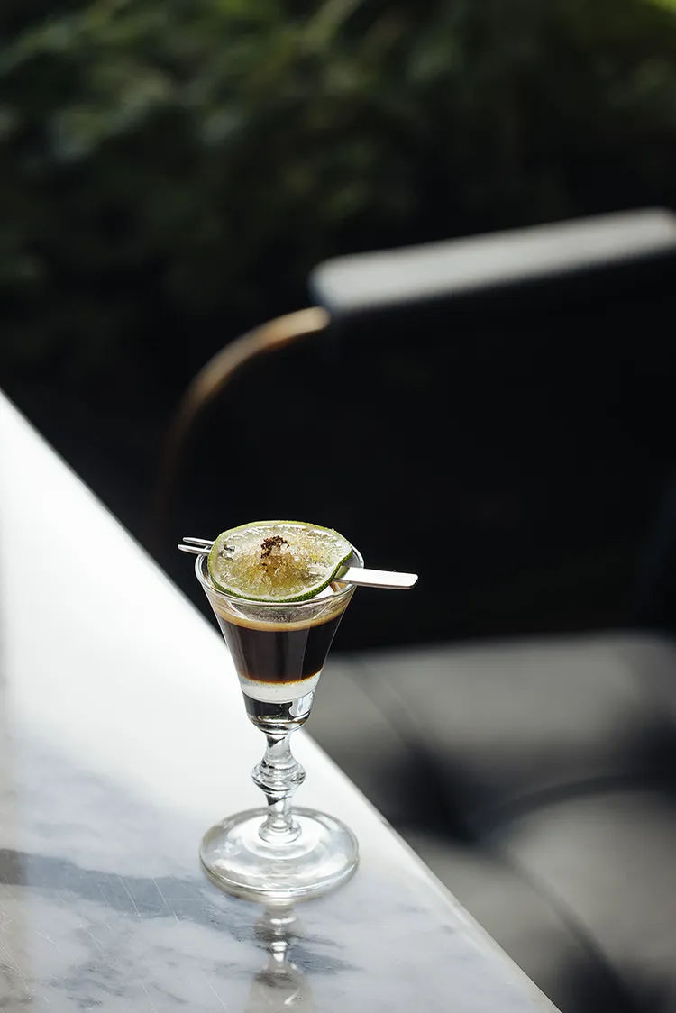 Bar Domani羅馬咖啡代表義大利風味咖啡喝法，杯緣放上一片紅糖檸檬片，一口輕嚼混合酸甜與檸檬片。業者提供