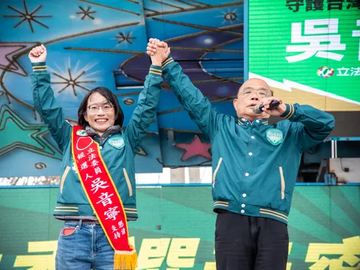蘇貞昌寒風中力挺吳音寧 暗批謝衣鳳收割「普發現金」政績