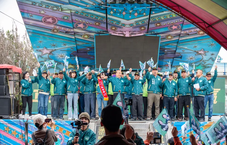蘇貞昌拉著吳音寧，和大家一齊高喊「凍蒜」。吳音寧競總提供