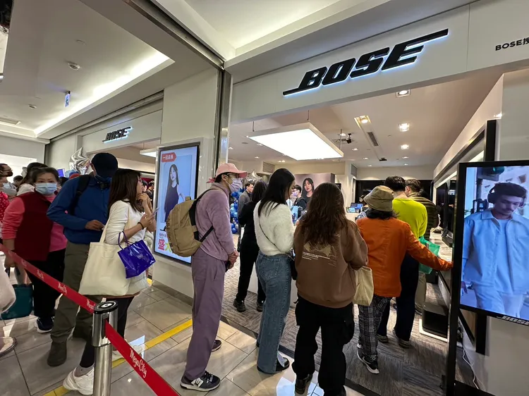 板大「Bose」開幕滿額贈星巴克、抽iPhone。陳怡文攝