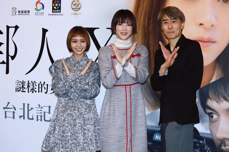 黃姵嘉（左）、上野樹里、導演熊澤尚人久違合體，今天下午現身《鄰人X：謎樣的女子》記者會。彭欣偉攝