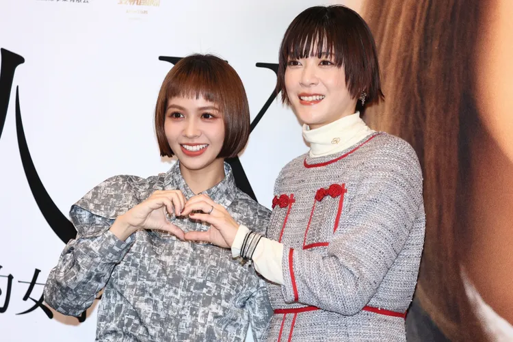 黃姵嘉（左）盡地主之誼，送上精華液給上野樹里。彭欣偉攝