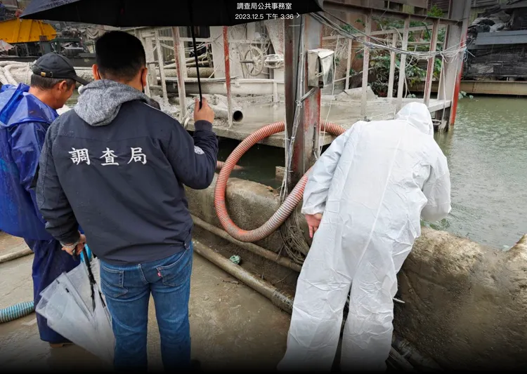 新北市調查處會同環保局稽查人員，搜索亂倒毒廢棄物的業者。新北市調查處提供