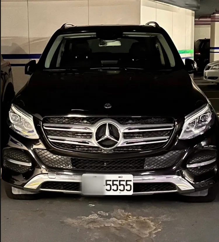 亂倒毒廢棄物的業者童男爽買的賓士轎車遭查扣。新北市調查處提供